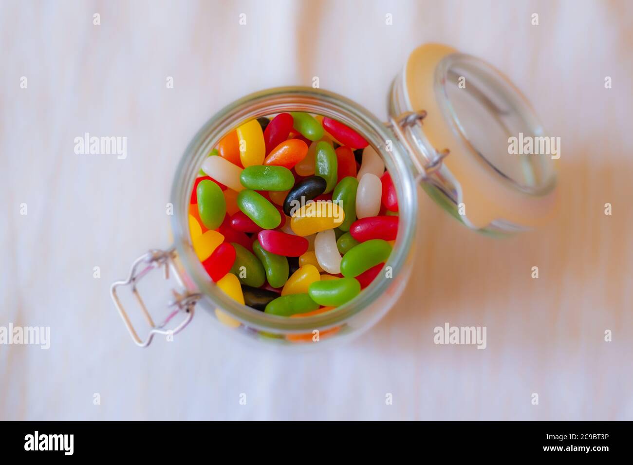 Glas voll von bunten Jelly Beans Süßigkeiten. Stockfoto
