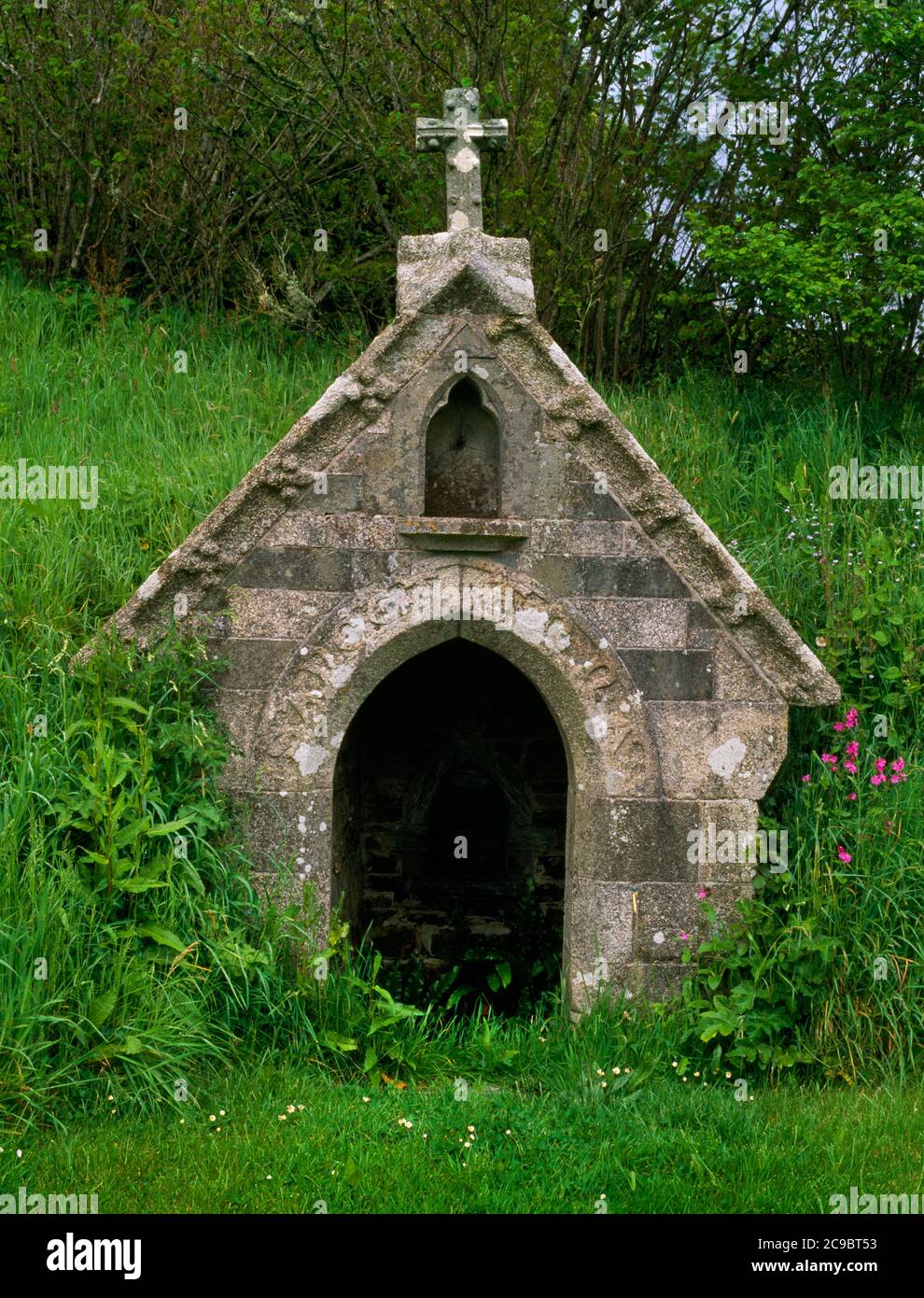 Sehen Sie ENE des St. Anne's Brunnens in St. Anne's Kirchhof, Whitstone, Cornwall, England, UK: Ein C15. Brunnenhaus, über einem früheren heiligen Brunnen: Schwer restauriert. Stockfoto