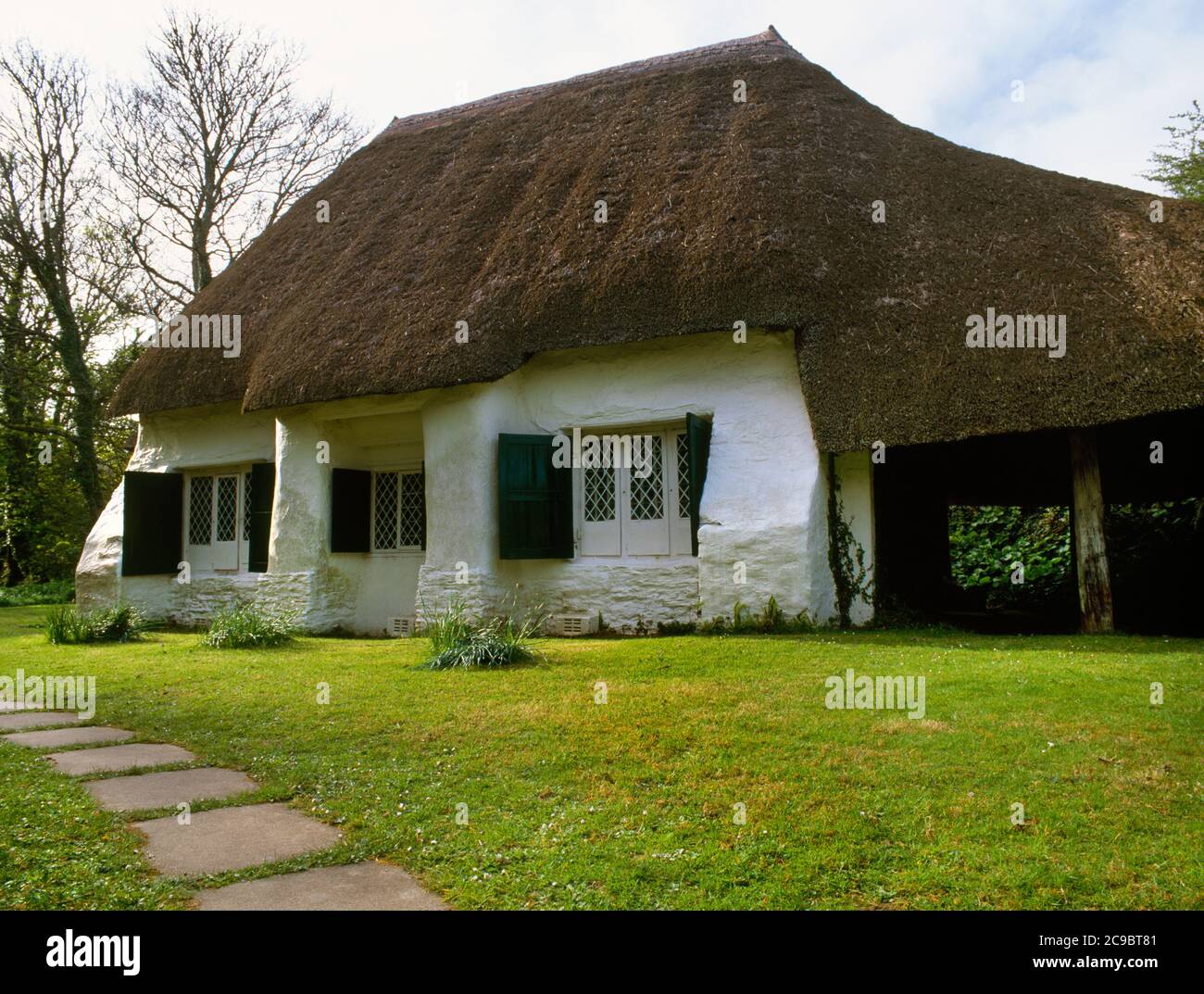 Sehen Sie NNW des frühen C18th Friends Meeting House in Come-to-Good, Cornwall, England, Großbritannien, mit Steinschutt Füße, Cobwände & ein Reetdach. Stockfoto