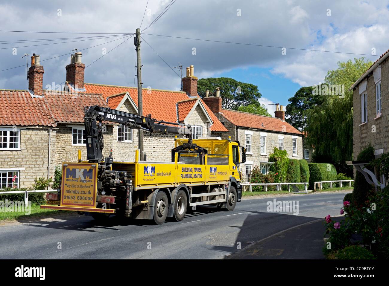 Bauunternehmer-LKW im Dorf Hovingham, Ryedale, North Yorkshire, England Stockfoto