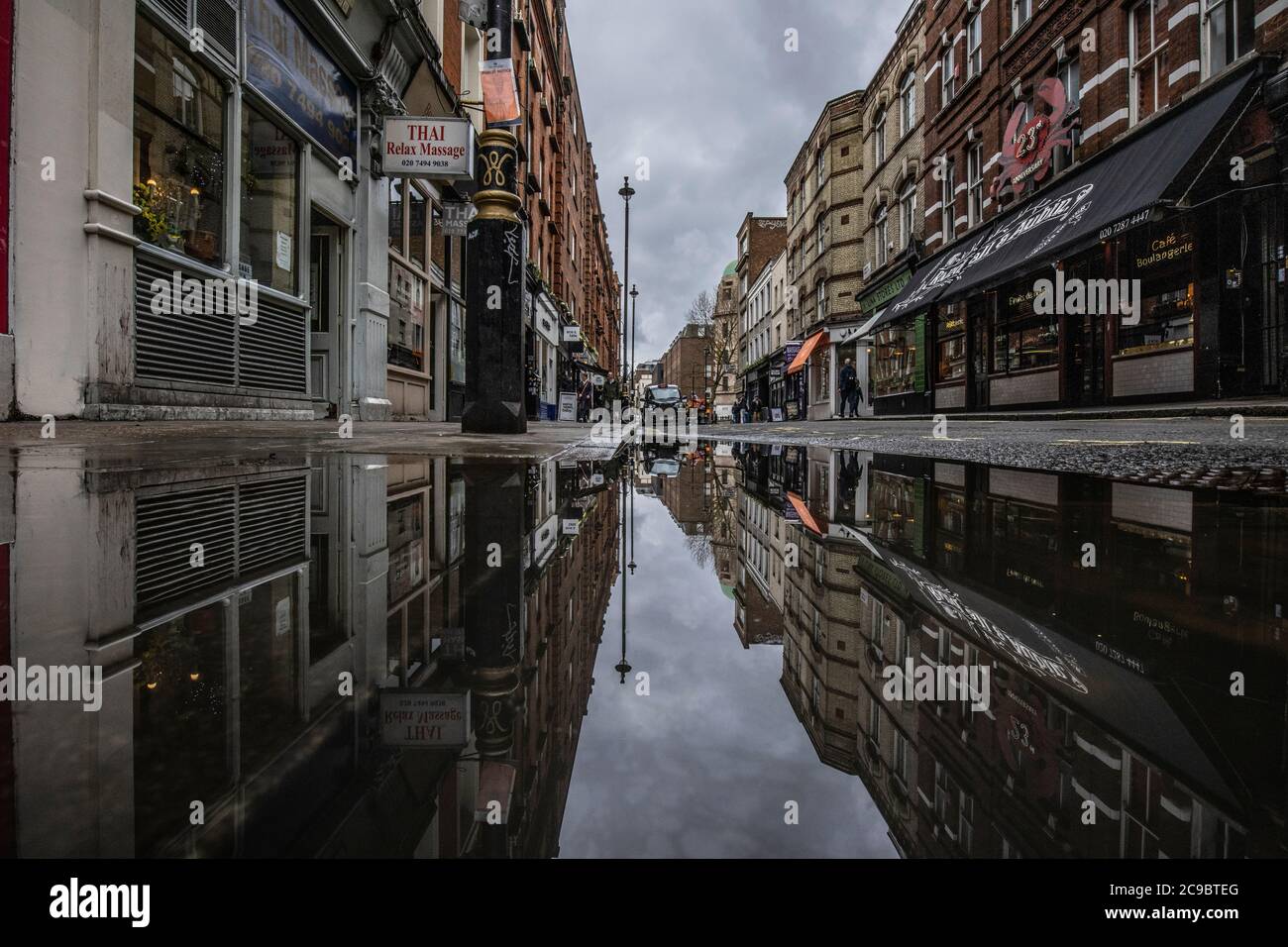 Waterlogged Brewer Street im Herzen von Soho, Londons West End, im Zentrum von London, England, Großbritannien Stockfoto