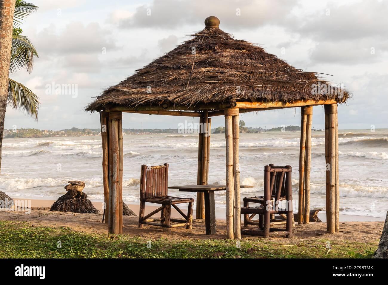 Afrika leerer Strand mit Bambusstühlen und Reetdach als Schutz vor Regen und Sonne, der Teller ist Axim Ghana Westafrika Stockfoto