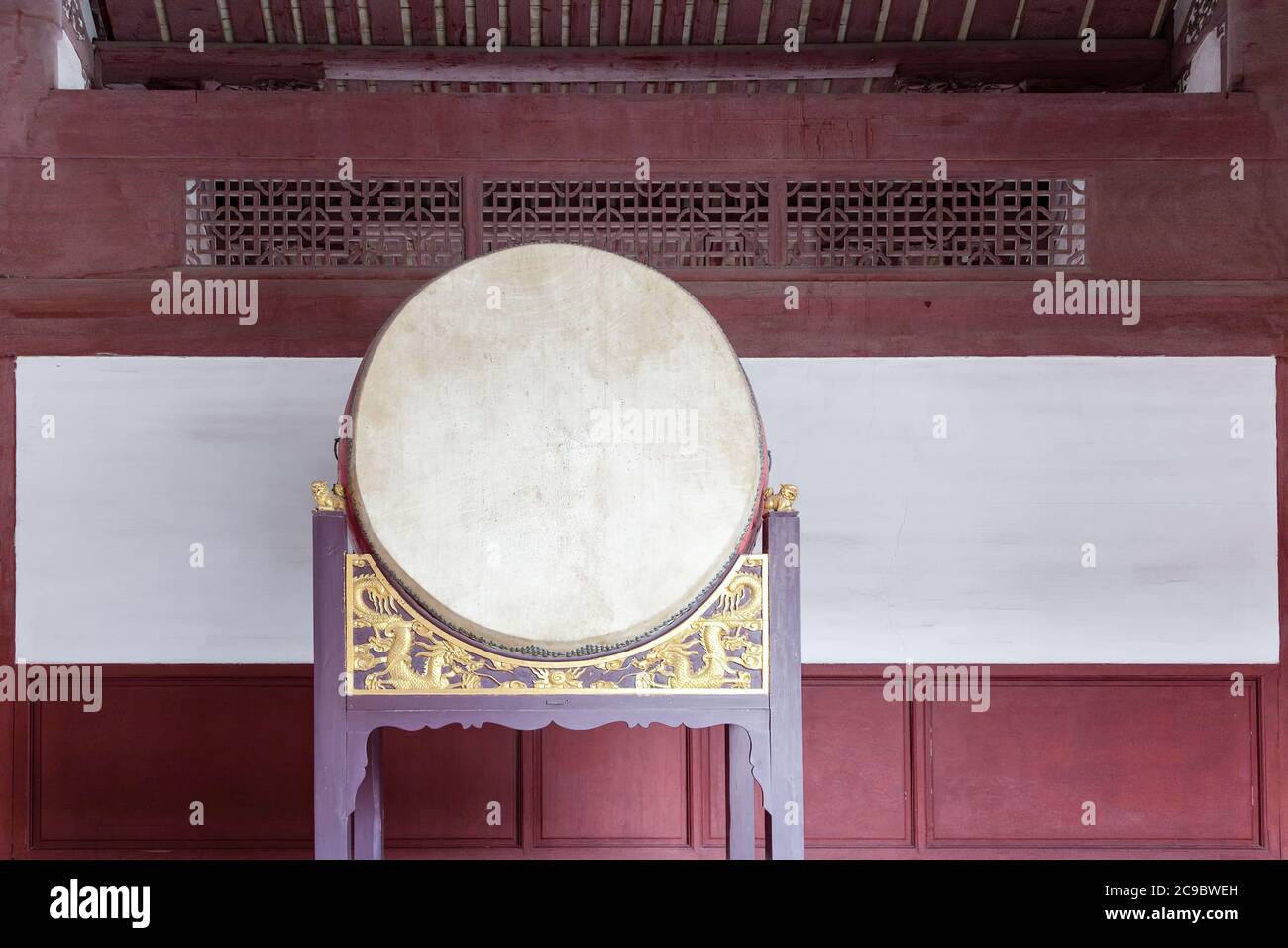 Traditionelle chinesische große Trommel auf Holzrahmen mit Drachenrelief in einem Tempel, diese traditionelle Trommel wurden in der Regel in Opferrituale oder Festi schlug Stockfoto