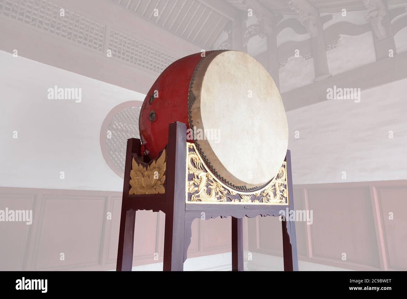 Traditionelle chinesische große Trommel auf Holzrahmen mit Drachenrelief in einem Tempel, diese traditionelle Trommel wurden in der Regel in Opferrituale oder Festi schlug Stockfoto