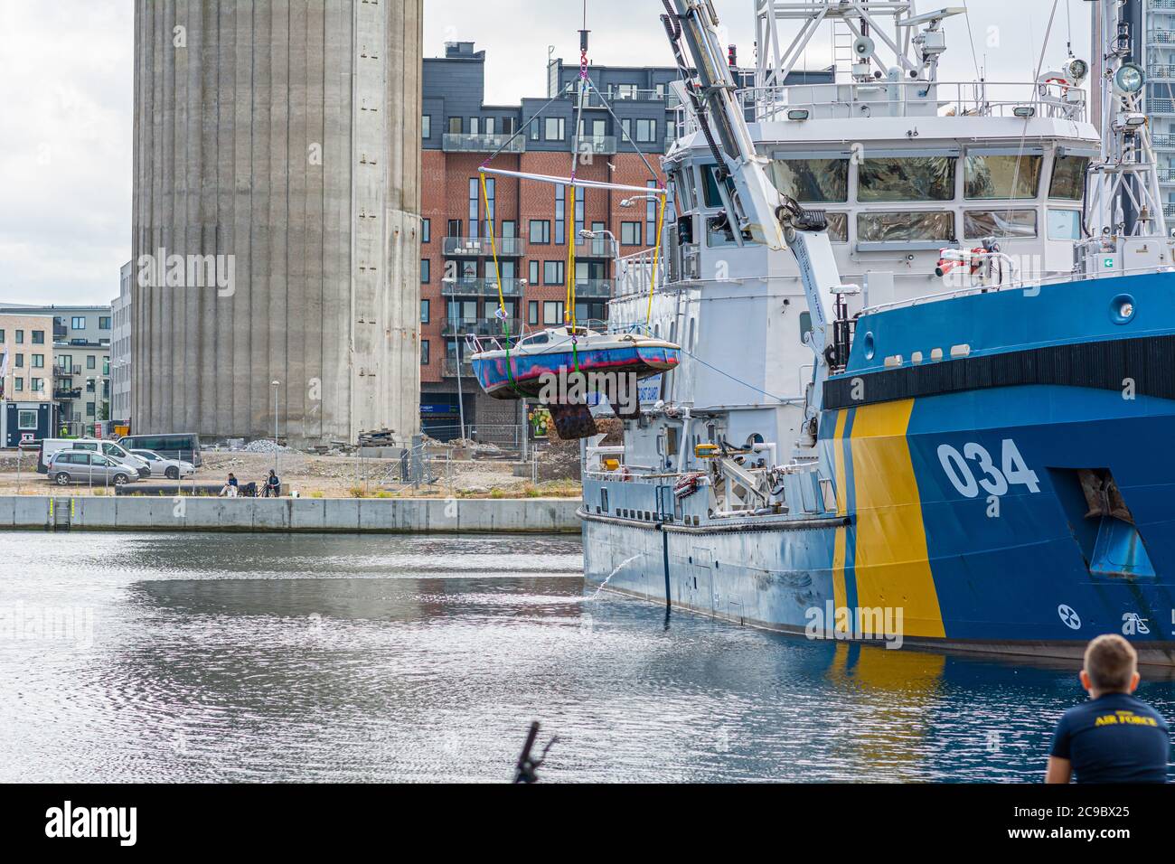 Malmö, Schweden - 28. Juli 2020: Schwedische Küstenwache bringt ein versunkenes Segelboot an Deck Stockfoto