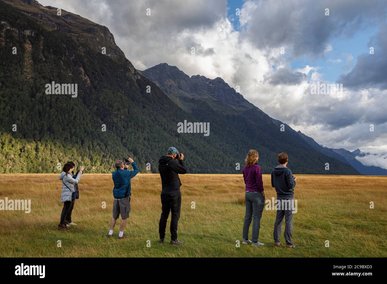 Touristen in Eglinton Flats, Fiordland National Park, Southland, South Island, Neuseeland Stockfoto