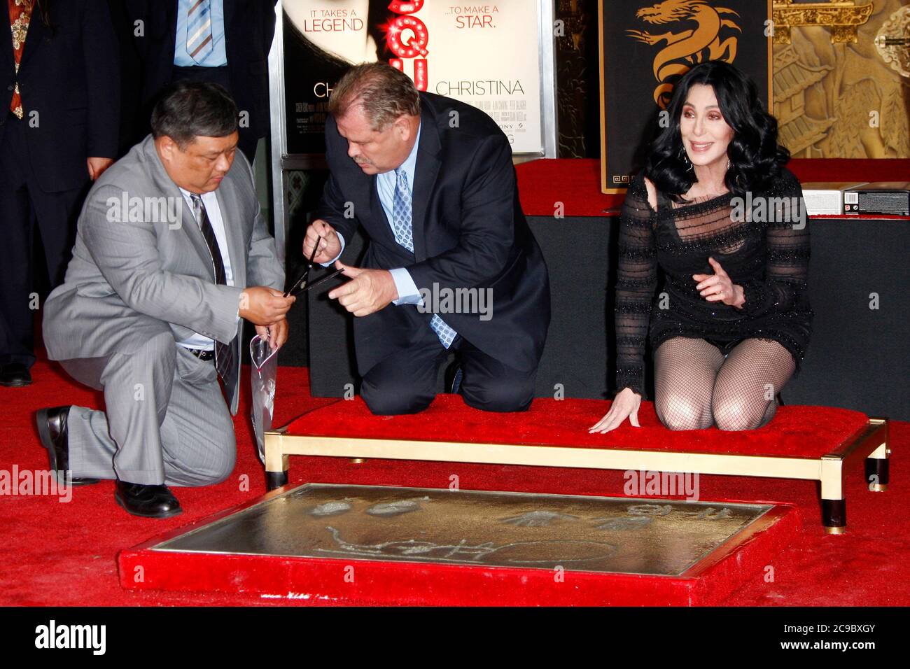 Los Angeles, USA. November 2010. Cher bei der Hand- und Fußabdruckzeremonie im TCL Chinese Theatre Hollywood. Los Angeles, 18. Nov 2010 Quelle: dpa/Alamy Live News Stockfoto