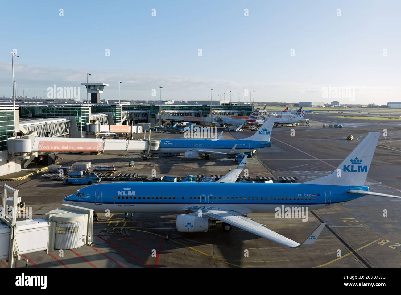 Passagierflugzeuge der KLM Royal Dutch Airlines auf dem Flughafen Schiphol, Niederlande Stockfoto