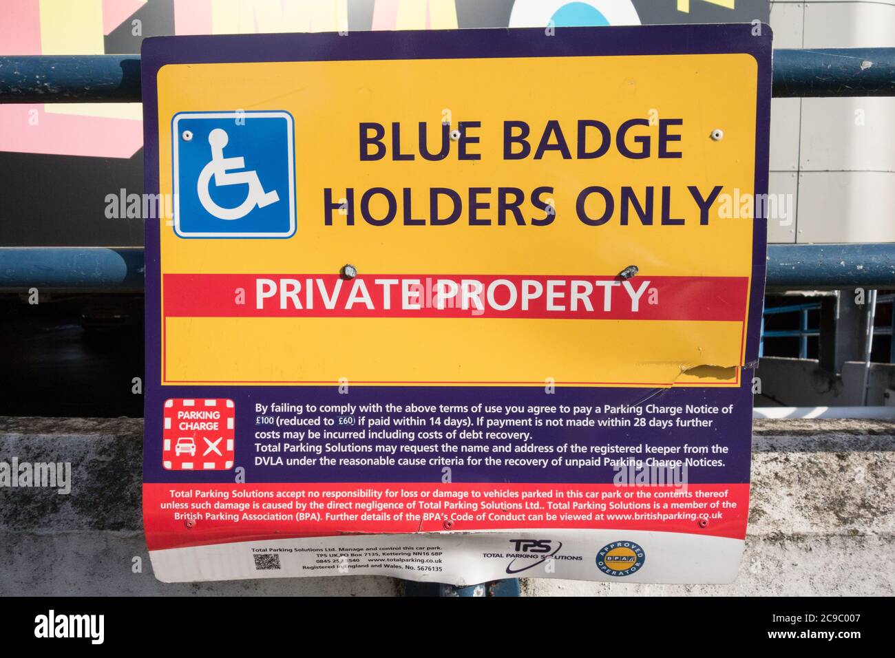 Blaue Abzeichen Inhaber Beschilderung vor dem Waterman's Arts Center, Hounslow, Middlesex, Großbritannien Stockfoto