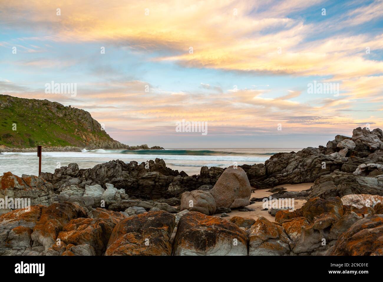 Ein langer Sonnenuntergang über dem Strand von Petrel Cove auf der Fleurieu Peninsula Victor Harbor South Australia am 28 2020. Juli Stockfoto