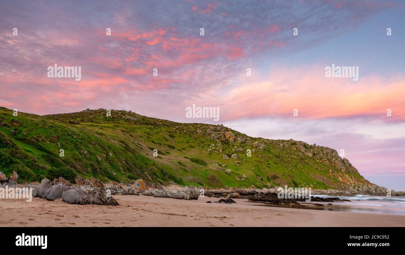 Ein pastellfarbener Sonnenuntergang über dem Rosetta Bluff vom Strand in Petrel Cove auf der Fleurieu Peninsula Victor Harbor South Australia am 28 2020. Juli Stockfoto