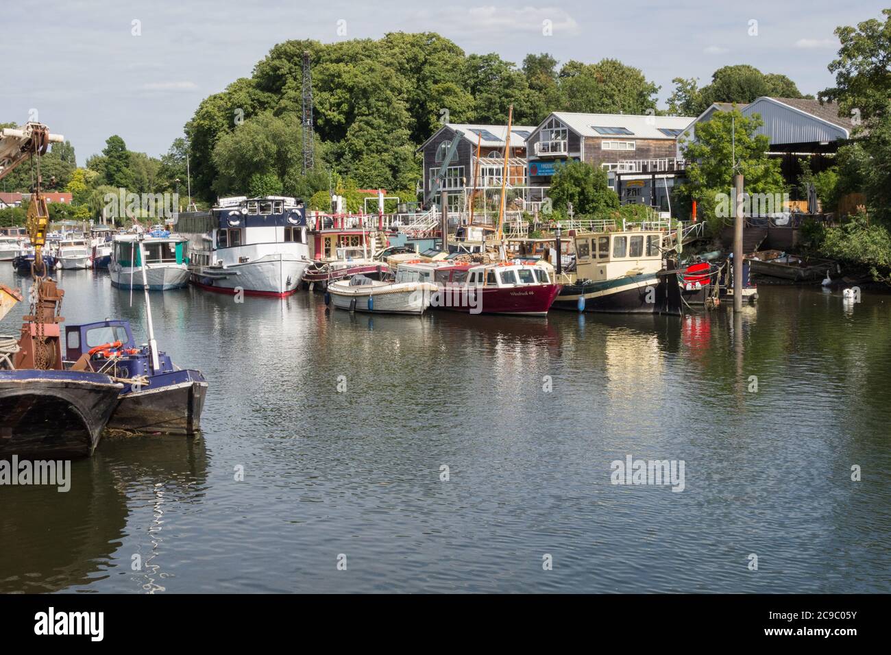 Bootswerften und Anlegestellen auf Eel Pie Island, Twickenham, London, Großbritannien Stockfoto