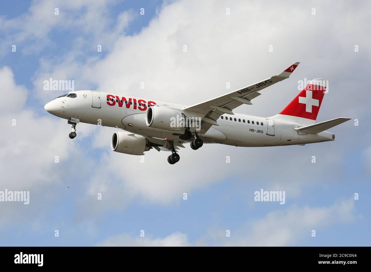 Ein Airbus A220-100, der für Swiss International Air Lines fliegt, landet am Flughafen London Heathrow Stockfoto