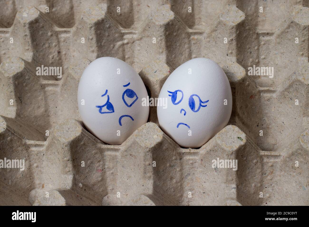 Lustige Hühnereier. Smiley Eier mit Gesichtern, lustige Gesichter. Eier mit verschiedenen Emotionen: Lachen, Lächeln, Angst, Wut, Schreien, Tränen. Stockfoto