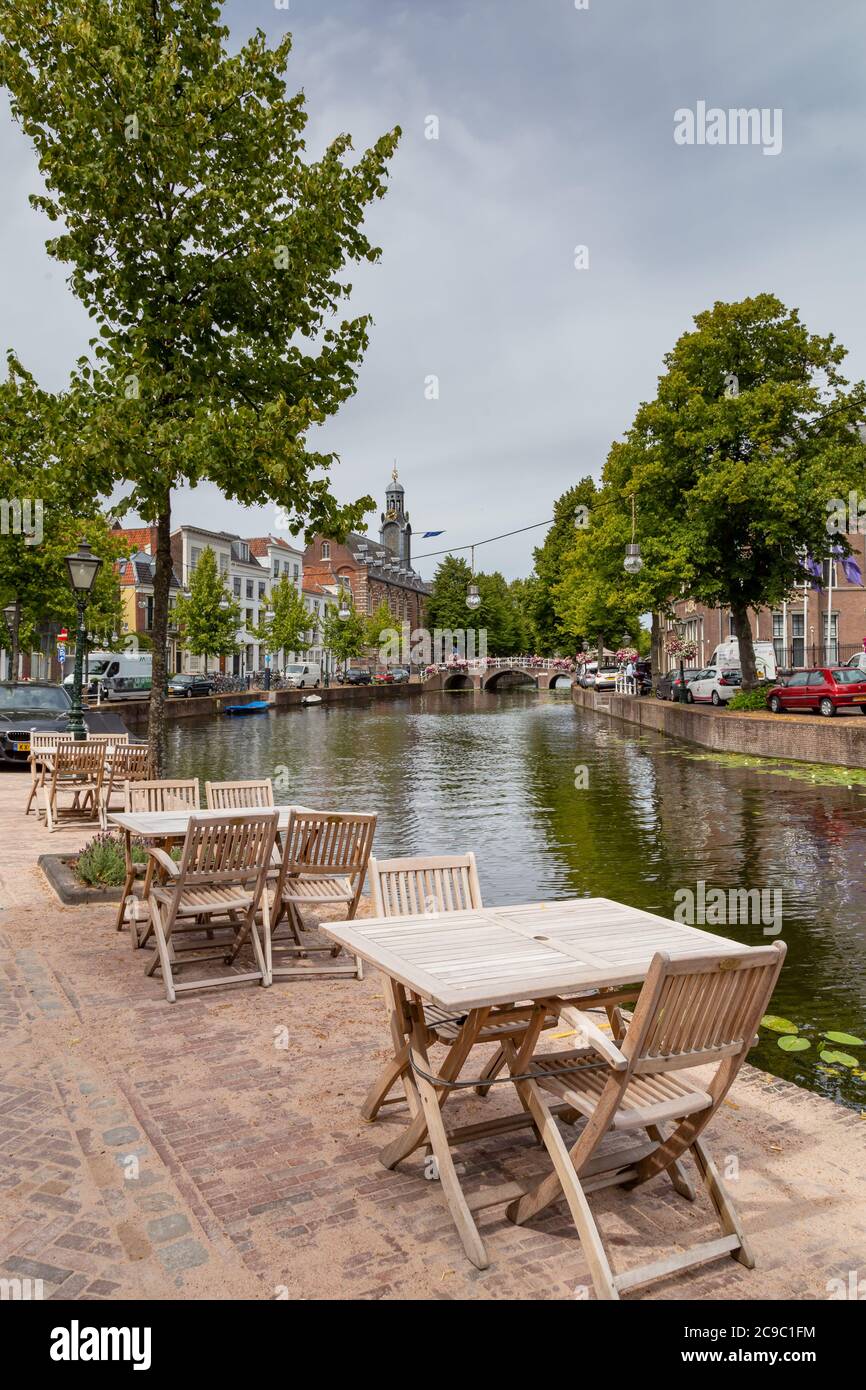 Leiden, Niederlande - 22. Juli 2020: Stadtbild Leiden Ansicht Rapenburg mit Akademiegebäude der Universität Leiden. Stockfoto