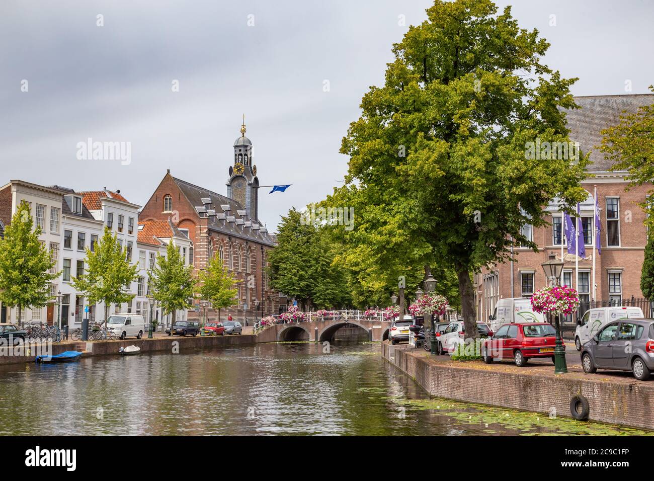 Leiden, Niederlande - 22. Juli 2020: Stadtbild Leiden Ansicht Rapenburg mit Akademiegebäude der Universität Leiden. Stockfoto