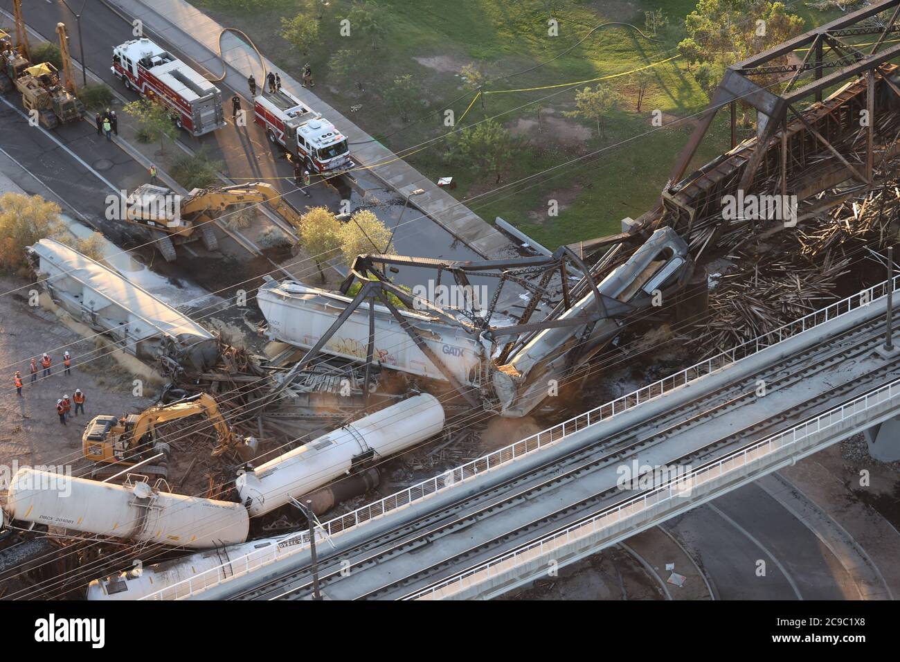 TEMPE, AZ - jJULY 29: Ein Union Pacific Zug nach Phoenix, entgleist in Downtown Tempe mit gefährlichen Materialien. Der Zug erlebte auch einen Brückeneinsturz, der die Brücke zum Salt River zerstörte. Ein paar der Autos brannte und sickerte Inhalt unten. Insgesamt 10 Autos verließen am 29. Juli 2020 die Strecke in Tempe, Arizona. Quelle: Mpi34/MediaPunch Stockfoto