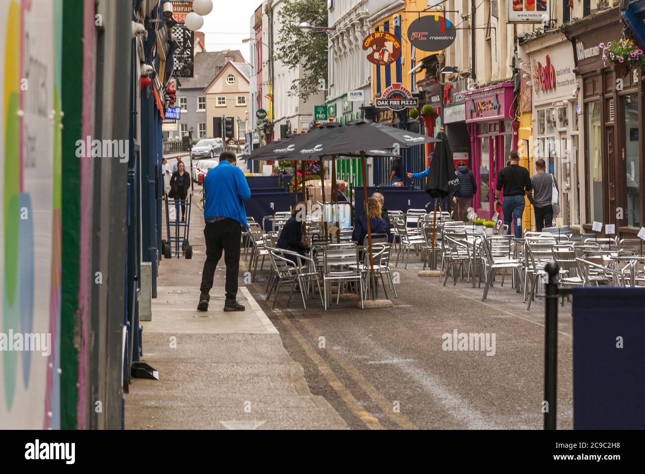 Cork, Irland. Juli 2020. Stadt geschäftig nach dem gestrigen schweren Regen, Cork City. Genießen Sie ein frühes Mittagessen auf der Princes Street. Nach dem starken Regen, der gestern einen spürbaren Einfluss auf die Zahlen in der Stadt hatte, war das Stadtzentrum heute Morgen wieder voll im Leben. Kredit: Damian Coleman/Alamy Live Nachrichten Stockfoto