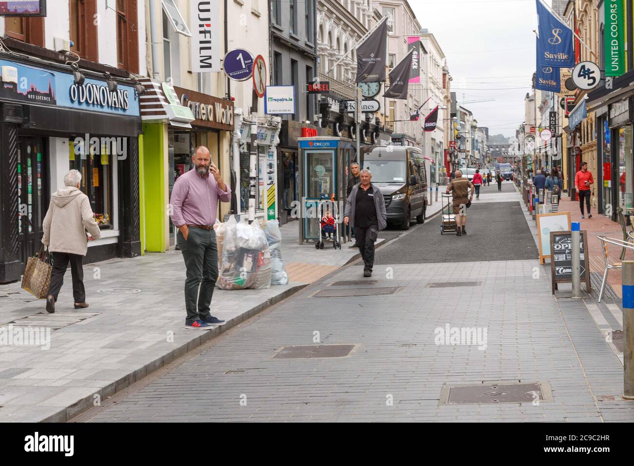 Cork, Irland. Juli 2020. Stadt geschäftig nach dem gestrigen schweren Regen, Cork City. Nach dem starken Regen, der gestern einen spürbaren Einfluss auf die Zahlen in der Stadt hatte, war das Stadtzentrum heute Morgen wieder voll im Leben. Kredit: Damian Coleman/Alamy Live Nachrichten Stockfoto