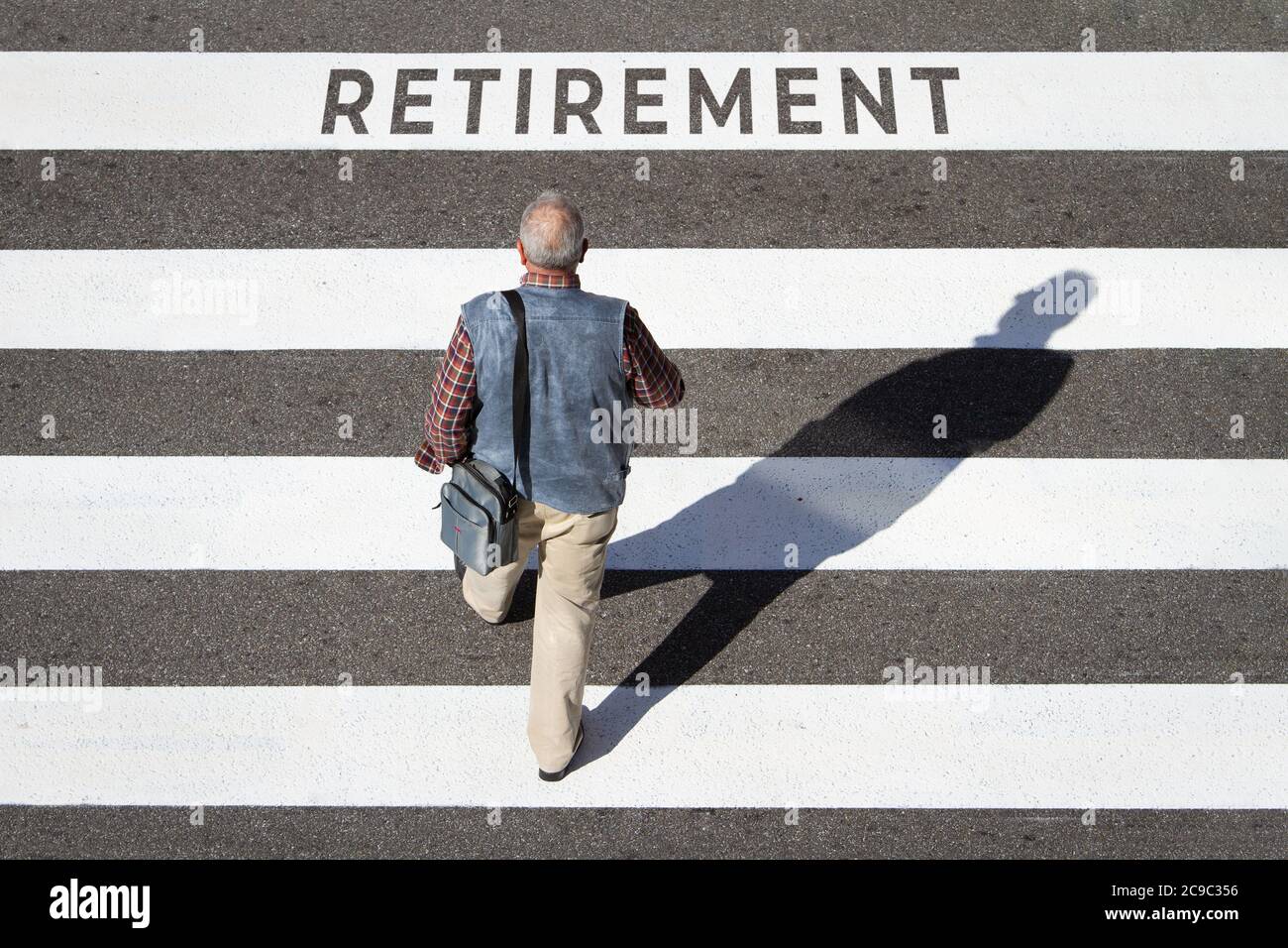 Rentenkonzept. Szene eines älteren Mannes, der in einer Cebra in Richtung Ruhestand geht Text. Draufsicht Stockfoto