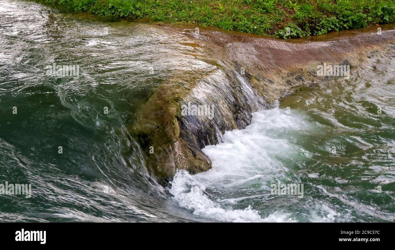 Wasserschwelle auf dem Rafting-Kanal Stockfoto