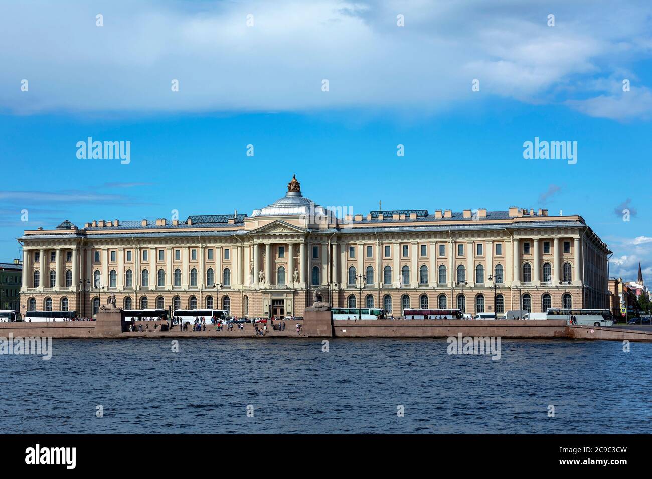 Sankt Petersburg, das historische Gebäude der Akademie der Künste auf dem Universitätsdamm Stockfoto