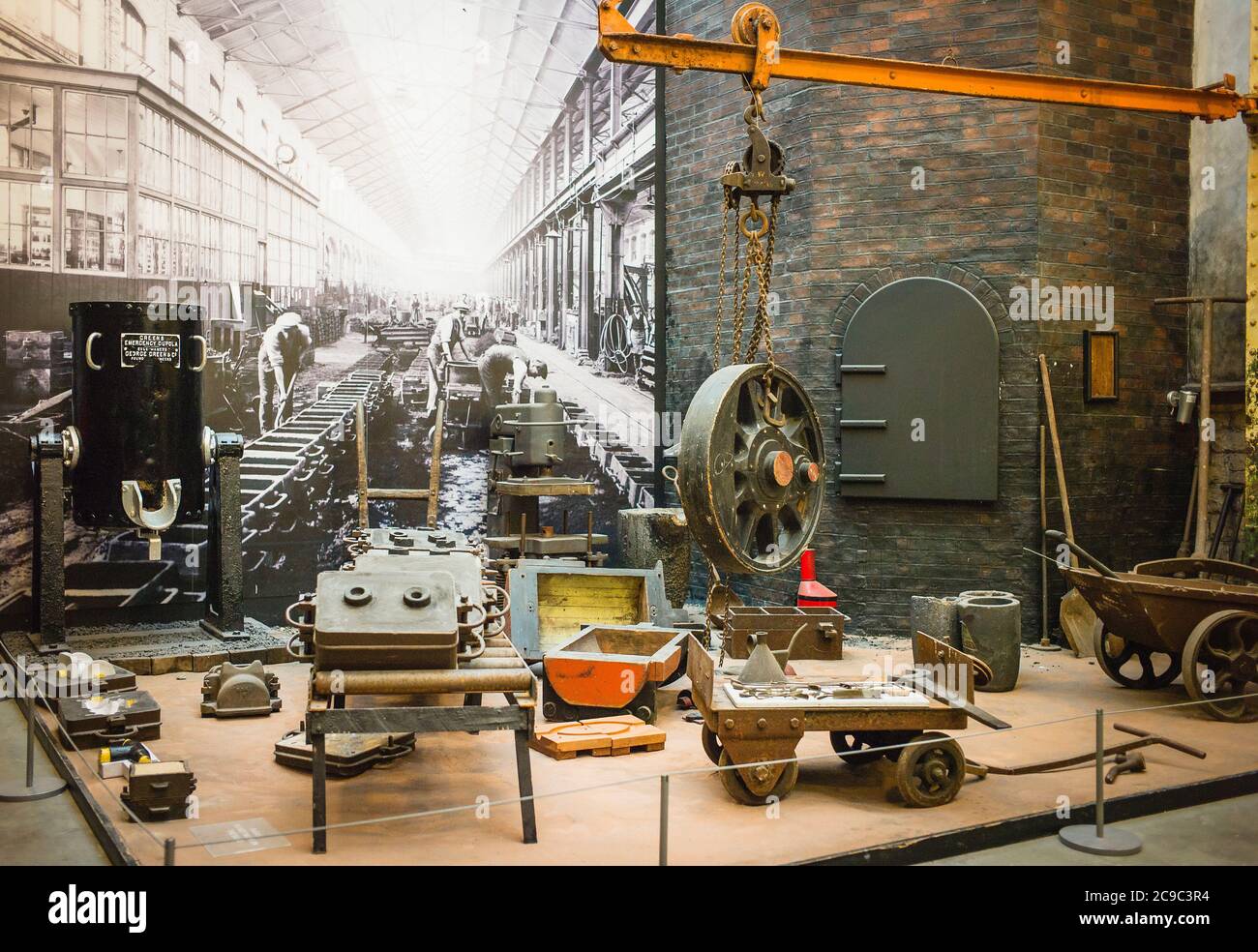 Eine clevere Rekonstruktion einer edwardianischen Werkstattszene, die die Herstellung von Metallguss für die eisenbahntechnische Herstellung von Schienenfahrzeugen zeigt Stockfoto