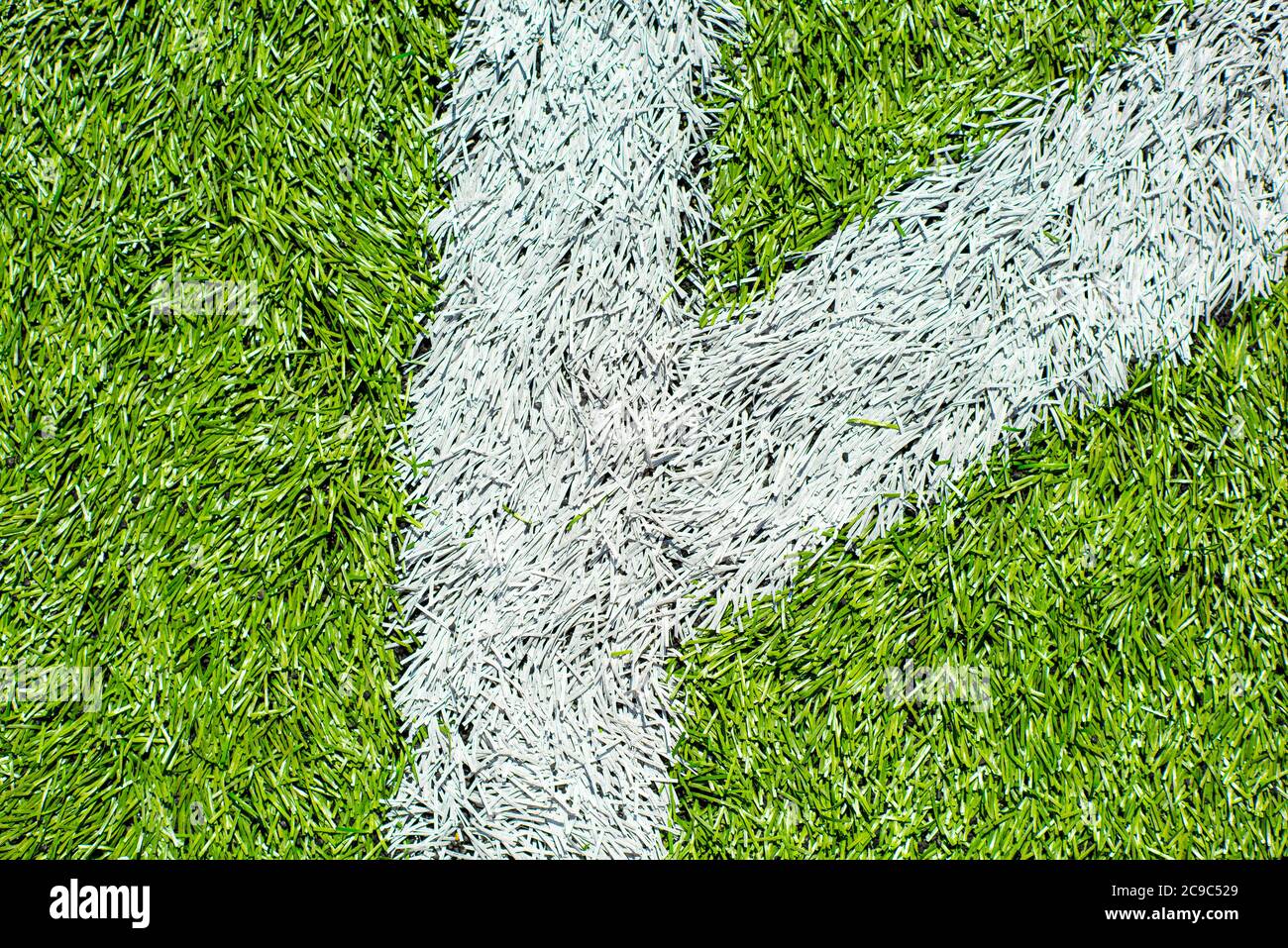 Weiße Markierungen auf einem Fußballplatz. Stockfoto