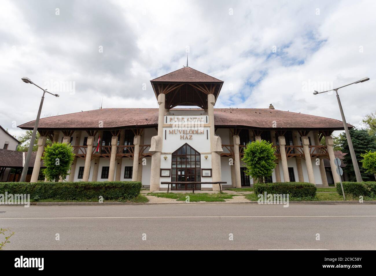 Antal Pajer Gemeindezentrum Gebäude in Jaszapati, Ungarn von Imre Makovecz Stockfoto