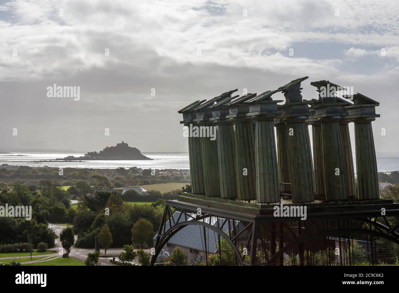 'Restless Temple' von Penny Saunders, eine kinetische Skulptur, die sich im Wind bewegt, Tremenheere, Penzance, Cornwall, Großbritannien: St. Michael's Mount Beyond Stockfoto