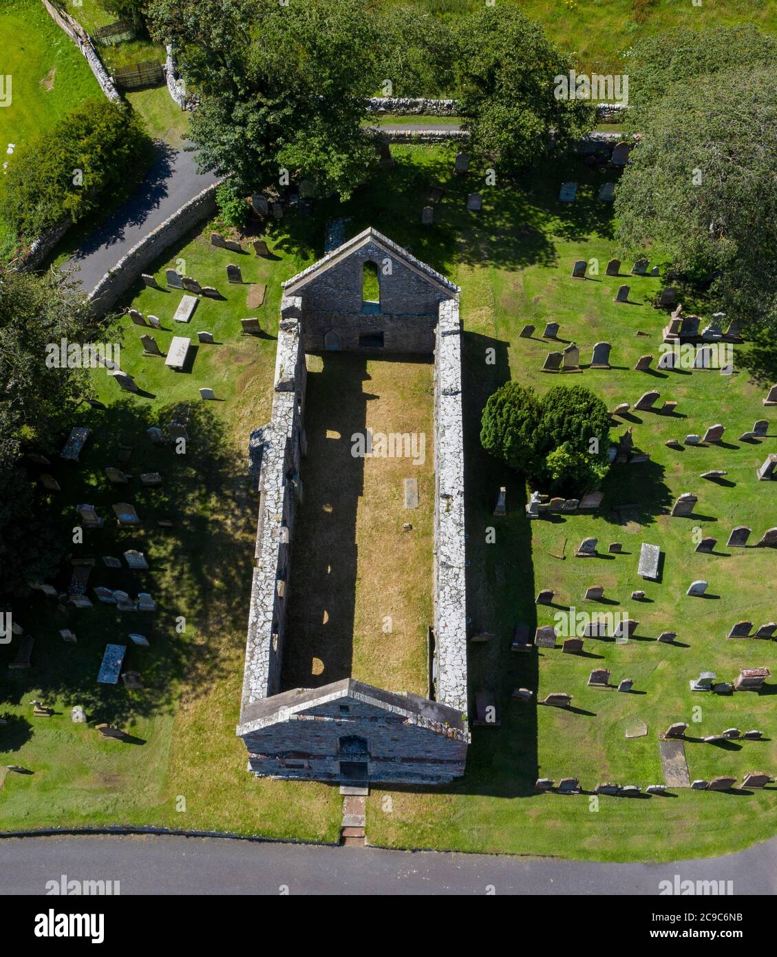 Luftaufnahme von Whithorn Priory Ruin, Whithorn, Wigtownshire, Dumfries und Galloway, Schottland. Stockfoto