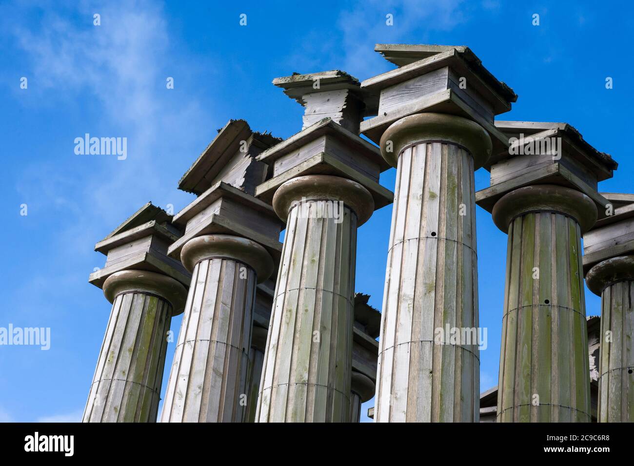 "Restless Temple" von Penny Saunders, eine riesige kinetische Skulptur, die sich im Wind bewegt, Tremenheere Sculpture Gardens; Penzance, Cornwall, Großbritannien Stockfoto