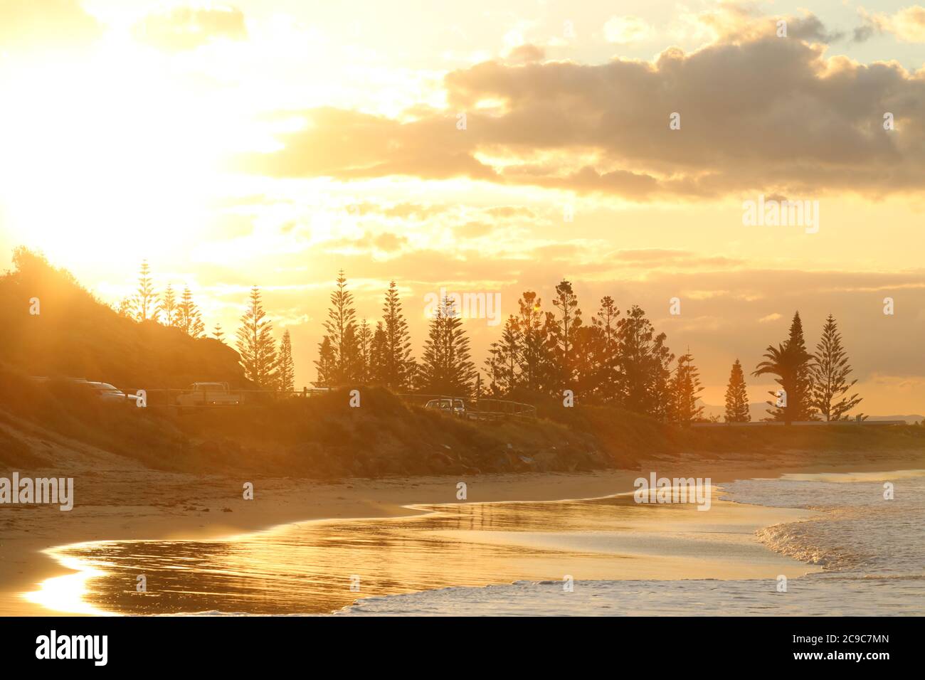 Town Beach, Port Macquarie an der Nordküste von New South Wales, Australien. Wunderschöner goldener Sonnenuntergang an einem Surfstrand an der Küste. Sonne und Brandung. Reisen Stockfoto