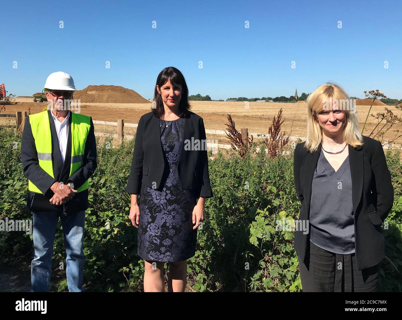 Rachel Reeves, Sprecherin für den Brexit der Labour-Partei, mit dem Abgeordneten Rosie Duffield (rechts) und Richard Lavender, Präsidentin der Handelskammer von Kent Invicta, während ihres Besuchs auf der Website in Ashford, Kent, die kürzlich von der Regierung gekauft wurde, da sie sich auf mögliche Handelsreibungen infolge eines Austritts aus der EU vorbereitet. Stockfoto