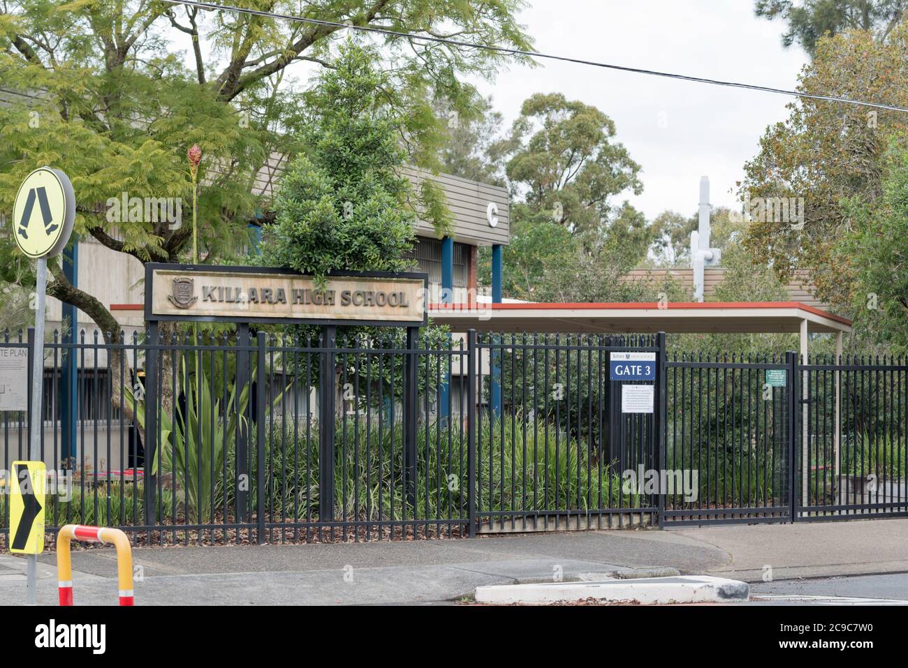 Ein hoher Stachelstahlzaun bedeckt den Eingang zur Killara High School (Sekundarschule) an Sydneys Nordküste in New South Wales, Australien Stockfoto