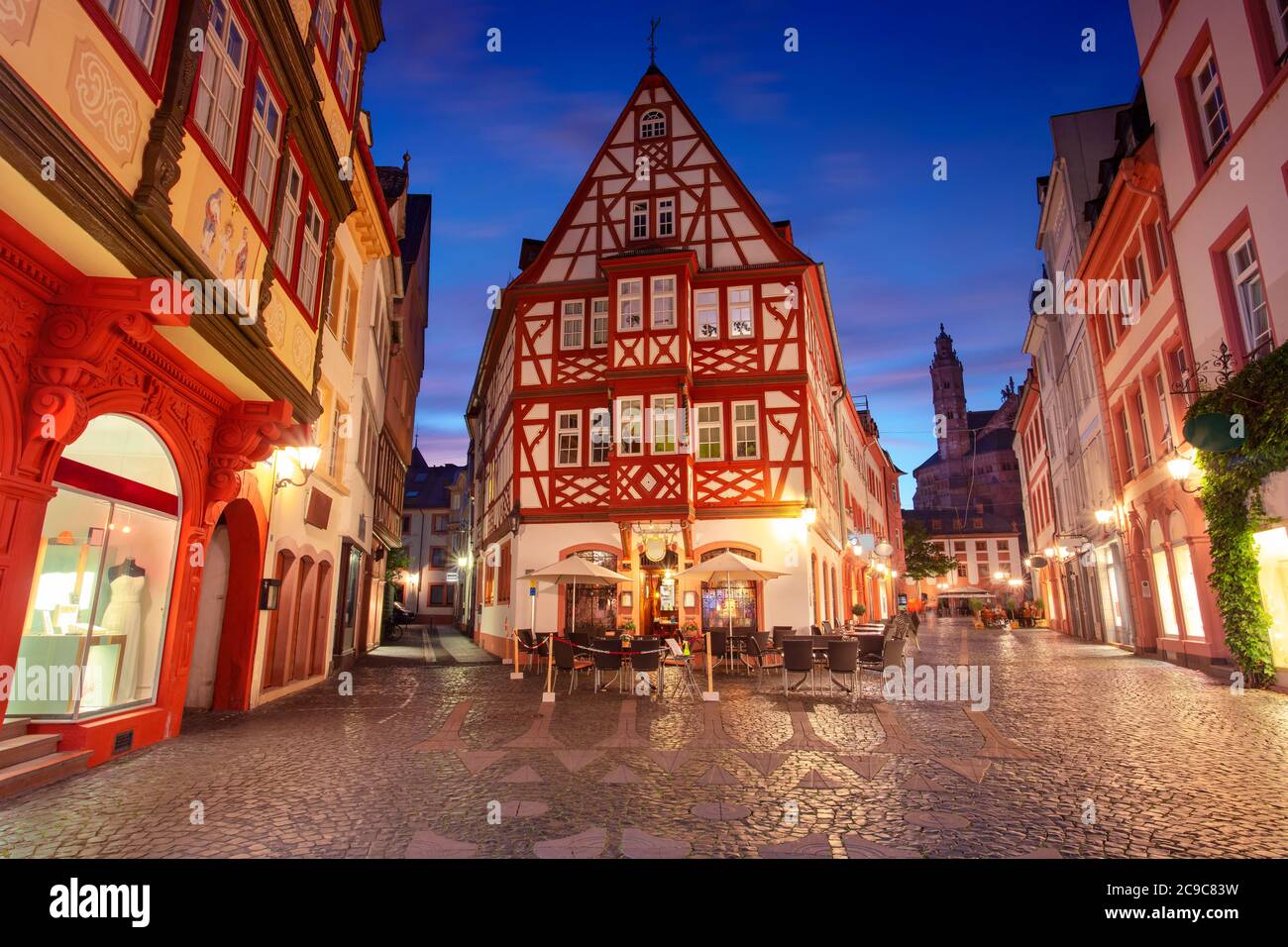 Mainz, Deutschland. Stadtbild der Mainzer Altstadt während der Dämmerung blaue Stunde. Stockfoto