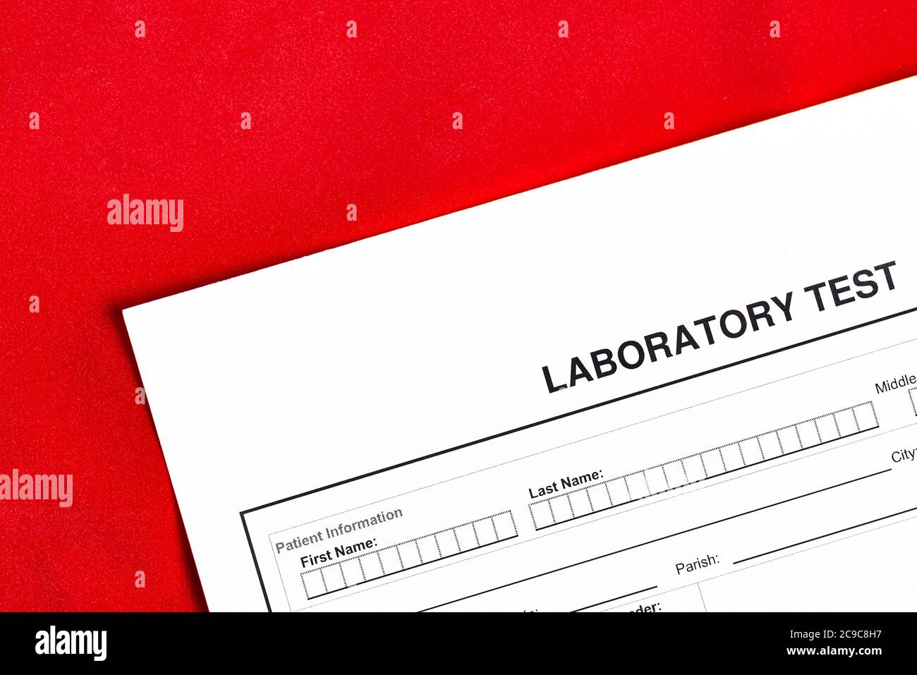 Formular zum Ausfüllen des roten Hintergrunds des Labortests Stockfoto