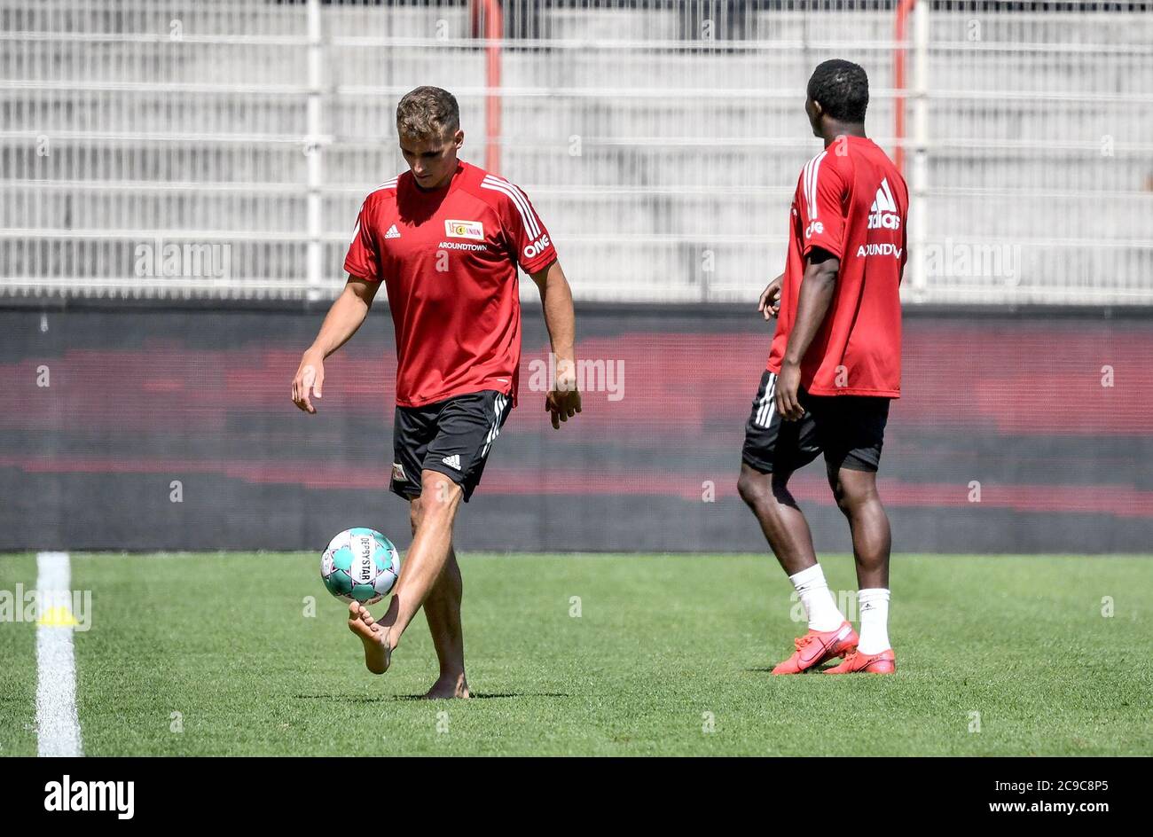 30. Juli 2020, Berlin: Fußball: Bundesliga, 1. FC Union Berlin, Trainingsstart. Die Spieler Grischa Prömel (l.) und Sheraldo Becker beim Training. Foto: Britta Pedersen/dpa-Zentralbild/dpa Stockfoto