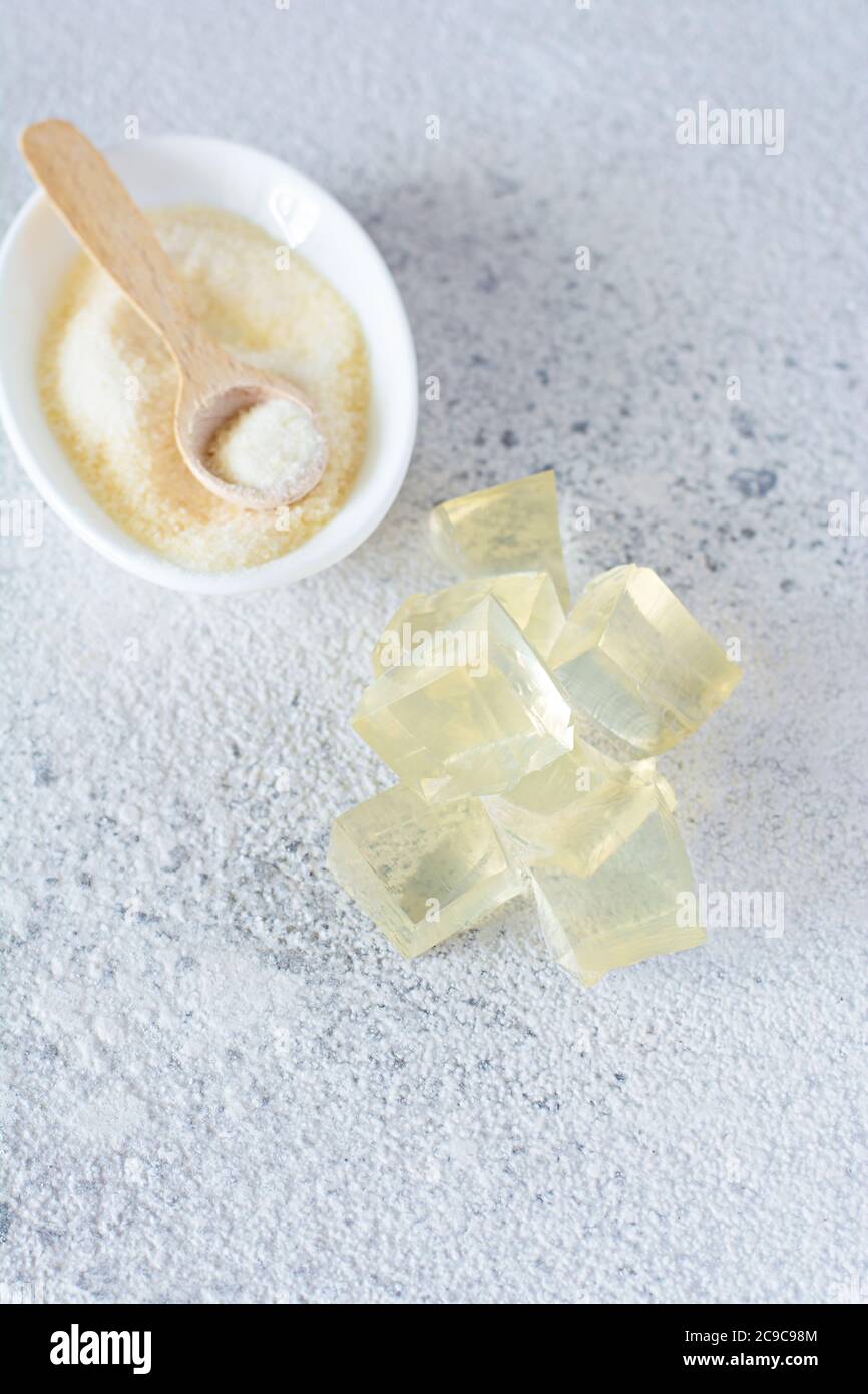 Gelatine, Agar-Agar, gallertartige Masse (Würfel in Form von Kristallen)  auf grauem Grund. Geliermittel (Kollagen) für kulinarische Süßwaren  Stockfotografie - Alamy