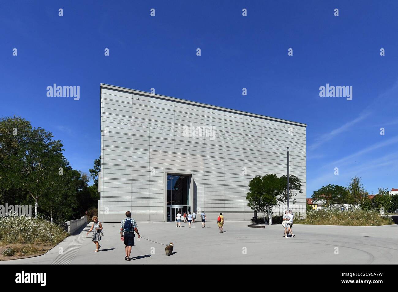 Weimar, Deutschland. Juli 2020. Blauer Himmel über dem Bauhaus Museum. Grafische Arbeiten des Bauhaus-Künstlers Friedl Dicker werden hier in einer Sonderausstellung gezeigt. Die Klassik Stiftung Weimar hat sie in diesem Jahr als Spende erhalten. Vom 31. Juli bis 16. August 2020 werden im Rahmen der Präsentation "Friedl dicker" 15 Blätter aus einem Nachlass ausgestellt. Works on Paper“. Teil der Spende sind zwei wertvolle Exemplare von Dickers Einladung zum ersten Bauhaus-Abend 1920. Quelle: Martin Schutt/dpa-Zentralbild/dpa/Alamy Live News Stockfoto