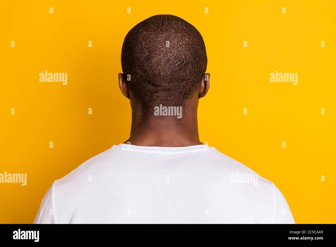 Rückseite Rückrücken Ansicht Foto von afro american guy Arbeiter Stand Kopf verstecken seine Persönlichkeit tragen gut aussehen Kleidung isoliert Über einem lebendigen Farbhintergrund Stockfoto