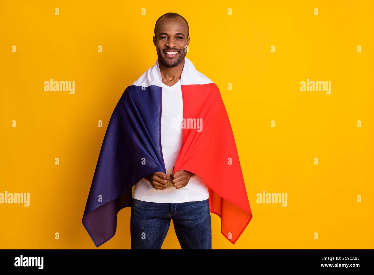 Portrait von positiven afro american guy Fußball-Liebhaber unterstützen französisch Nation League World Cup Spiel schließen Abdeckung T-Shirt Flagge tragen Jeans isoliert Stockfoto