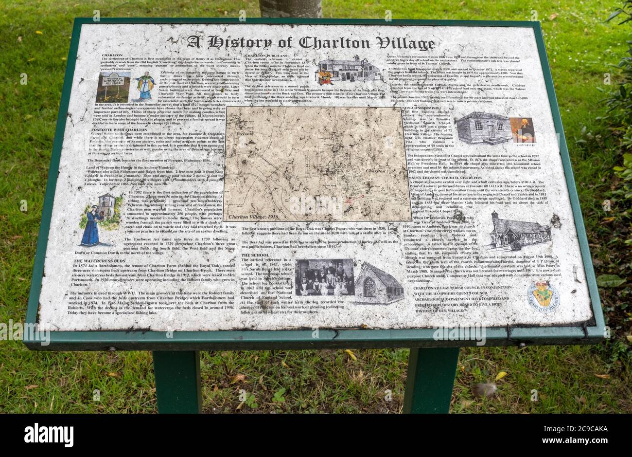 Tourist Information Board zeigt die Geschichte des Hampshire Dorf Charlton, Charlton, Hampshire, England, Großbritannien Stockfoto