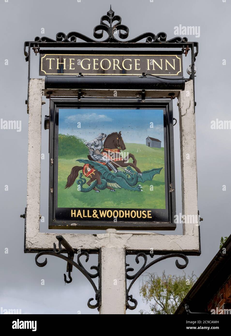 Traditionelles hängende Pub-Schild am George Inn - öffentliches Haus - St. Mary Bourne, Hampshire, England, Großbritannien Stockfoto