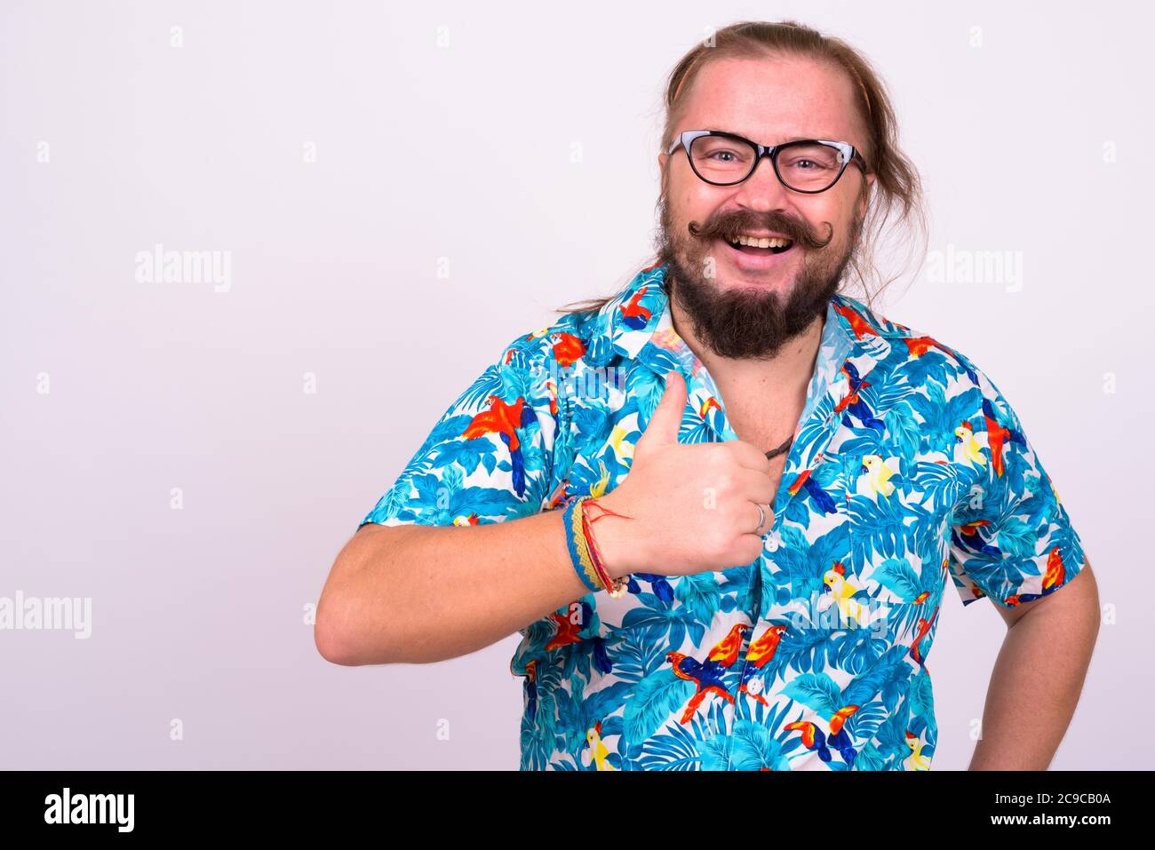 Porträt eines glücklichen bärtigen Touristen Mann mit Schnurrbart und langen Haaren Stockfoto