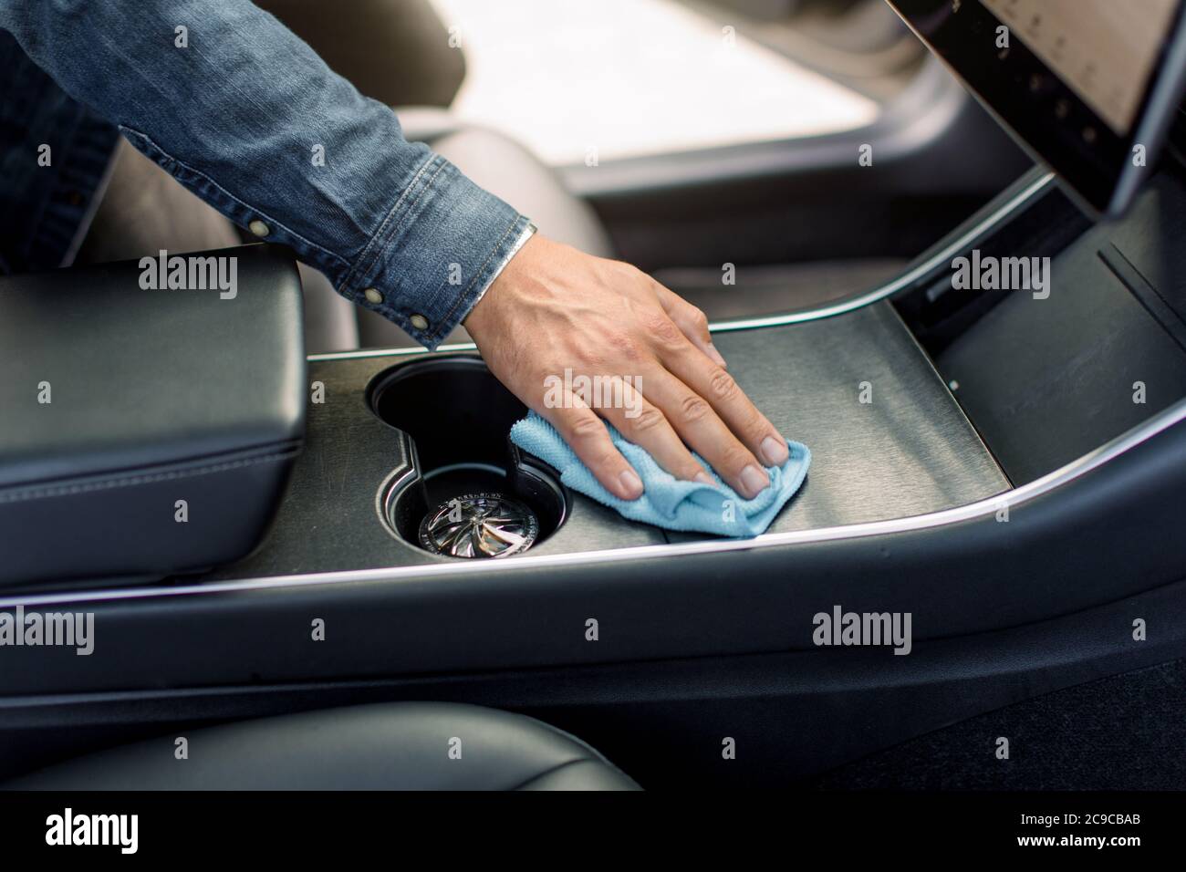 Reinigungsservice, Autoinnenreinigung. Beschnitten Nahaufnahme Bild der  männlichen Hand, Waschen eines Auto-Interieur mit Mikrofaser Tuch in  modernen Auto mit selbst Stockfotografie - Alamy