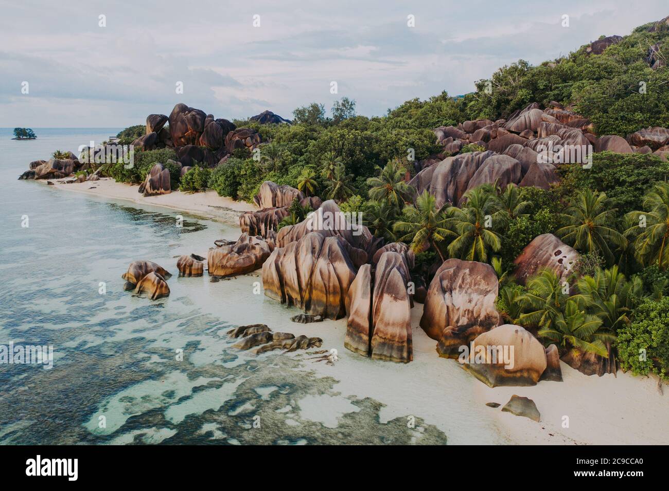 Insel 'La digue' auf den Seychellen. Silberner Strand mit Granitstein und Dschungel. Luftaufnahme mit mavic2 Stockfoto