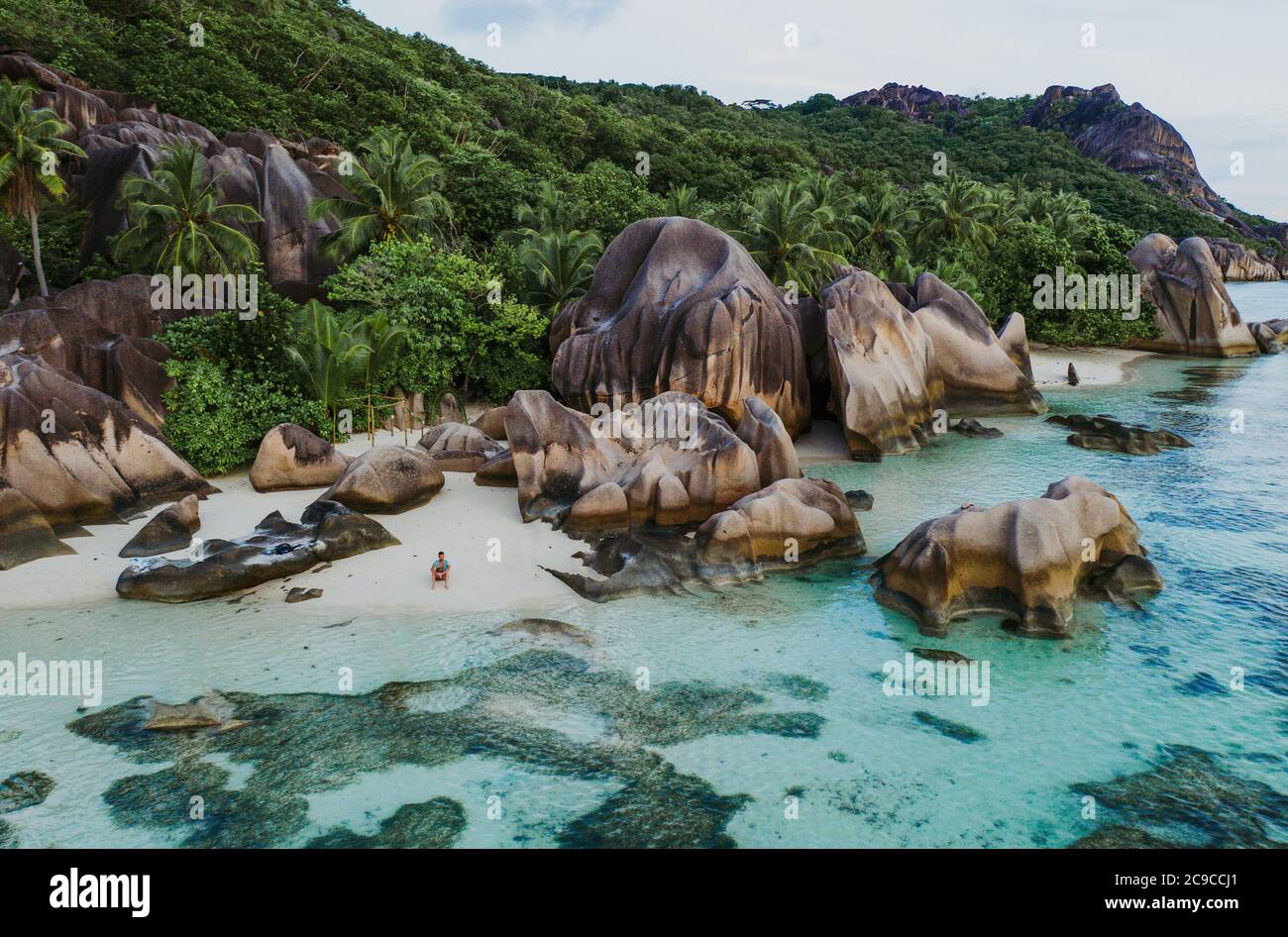 Insel 'La digue' auf den Seychellen. Silberner Strand mit Granitstein und Dschungel. Luftaufnahme mit mavic2 Stockfoto