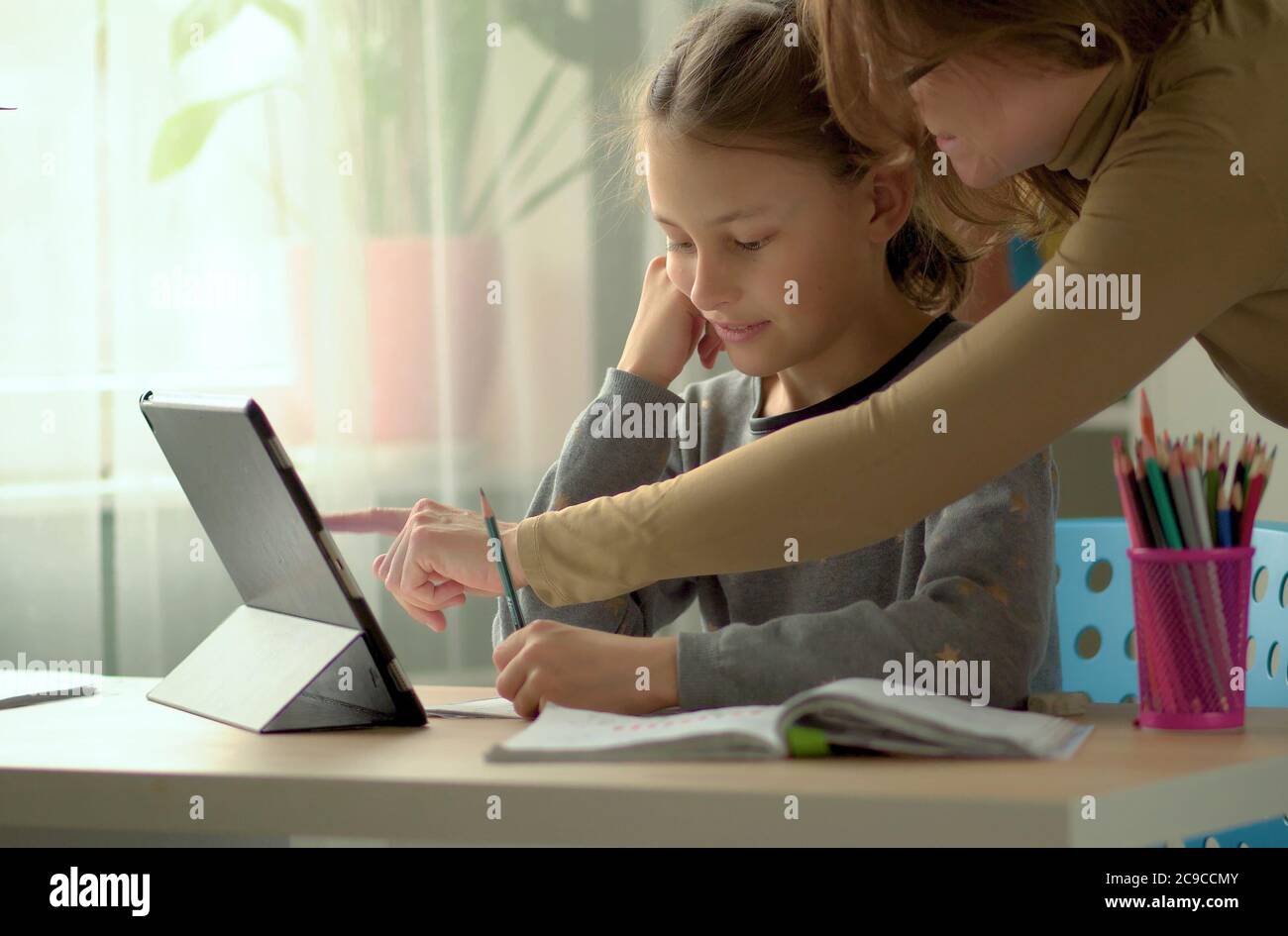 Nette Kinder verwenden Laptop für Bildung, Online-Studie, zu Hause studieren, Junge und Mädchen haben Hausaufgaben auf Distanz lernen. Lifestyle-Konzept für Home Schooling. Mutter hilft Tochter und Sohn. Stockfoto