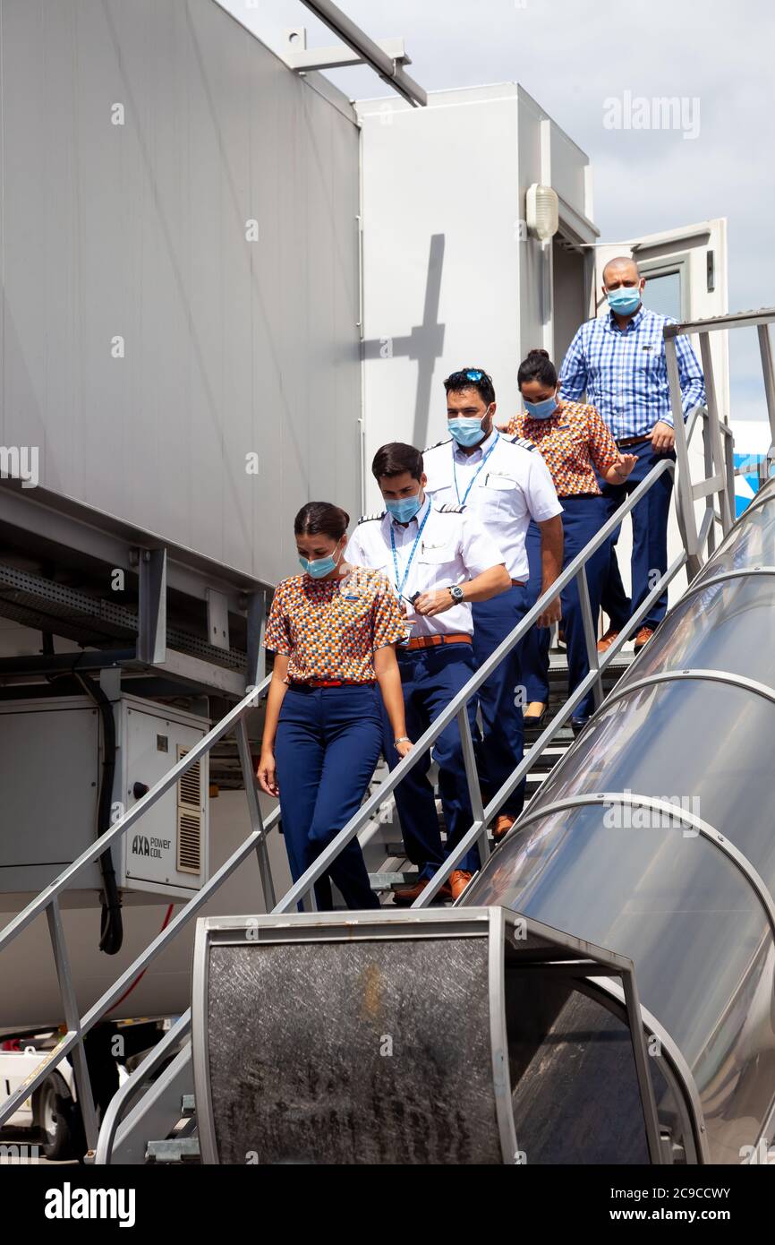 Ukraine, Kiew - 8. Juli 2020: Der Pilot, Kapitän und Flugbegleiter sind Personal, ein Team in medizinischen Masken. Maskierte Menschen bei der Arbeit. Flydubai Airlines Stockfoto